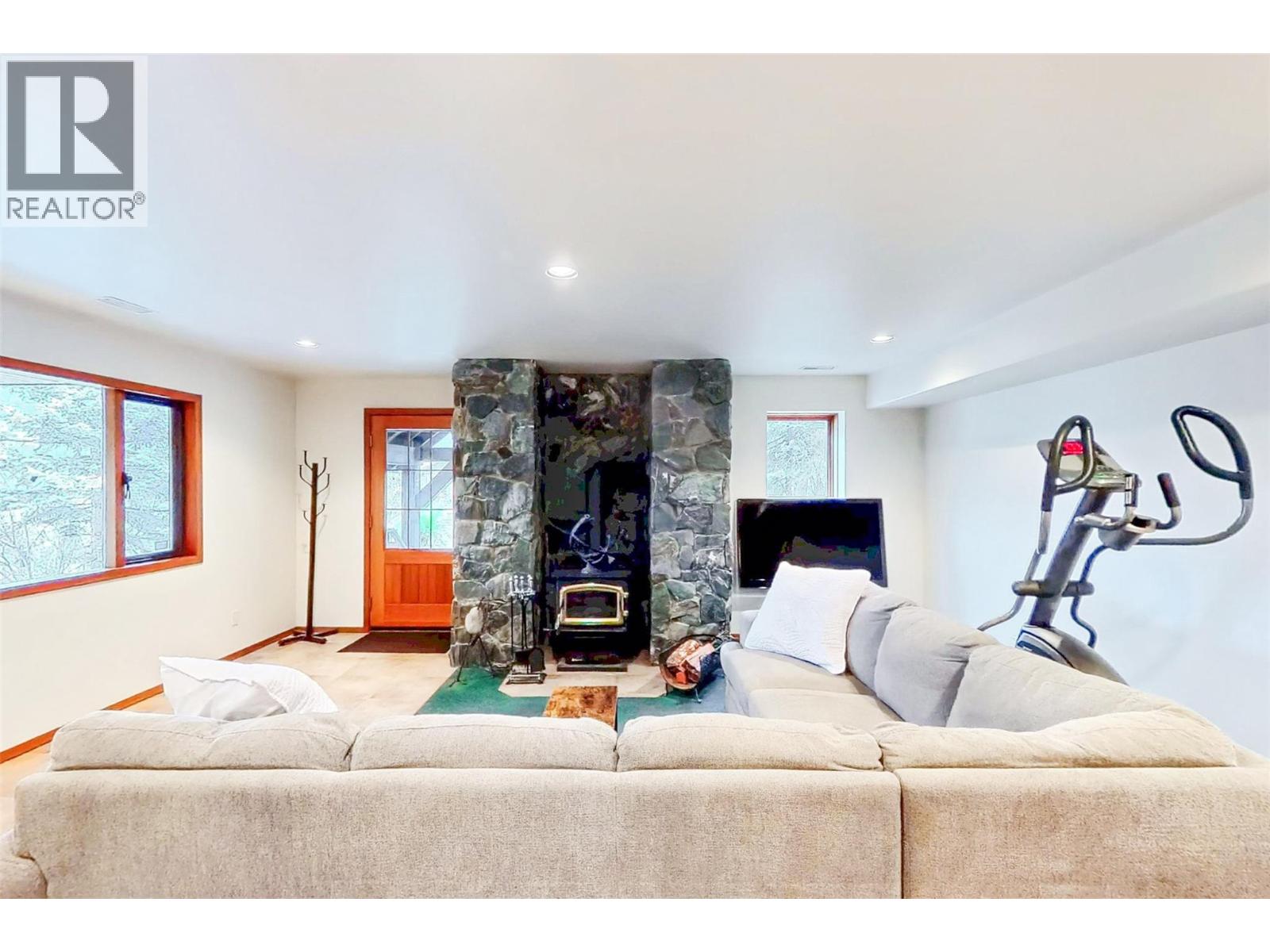 2822 Juniper Crescent - 38