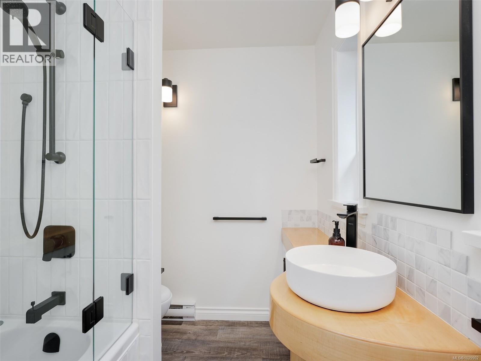  354 Gorge Road West, Saanich