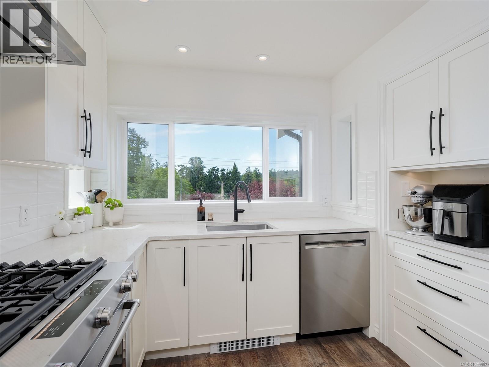  354 Gorge Road West, Saanich