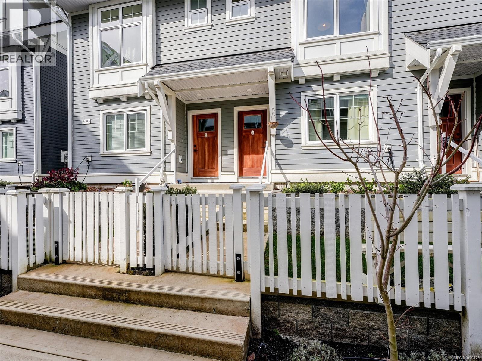 2 3094 Washington Avenue, Victoria