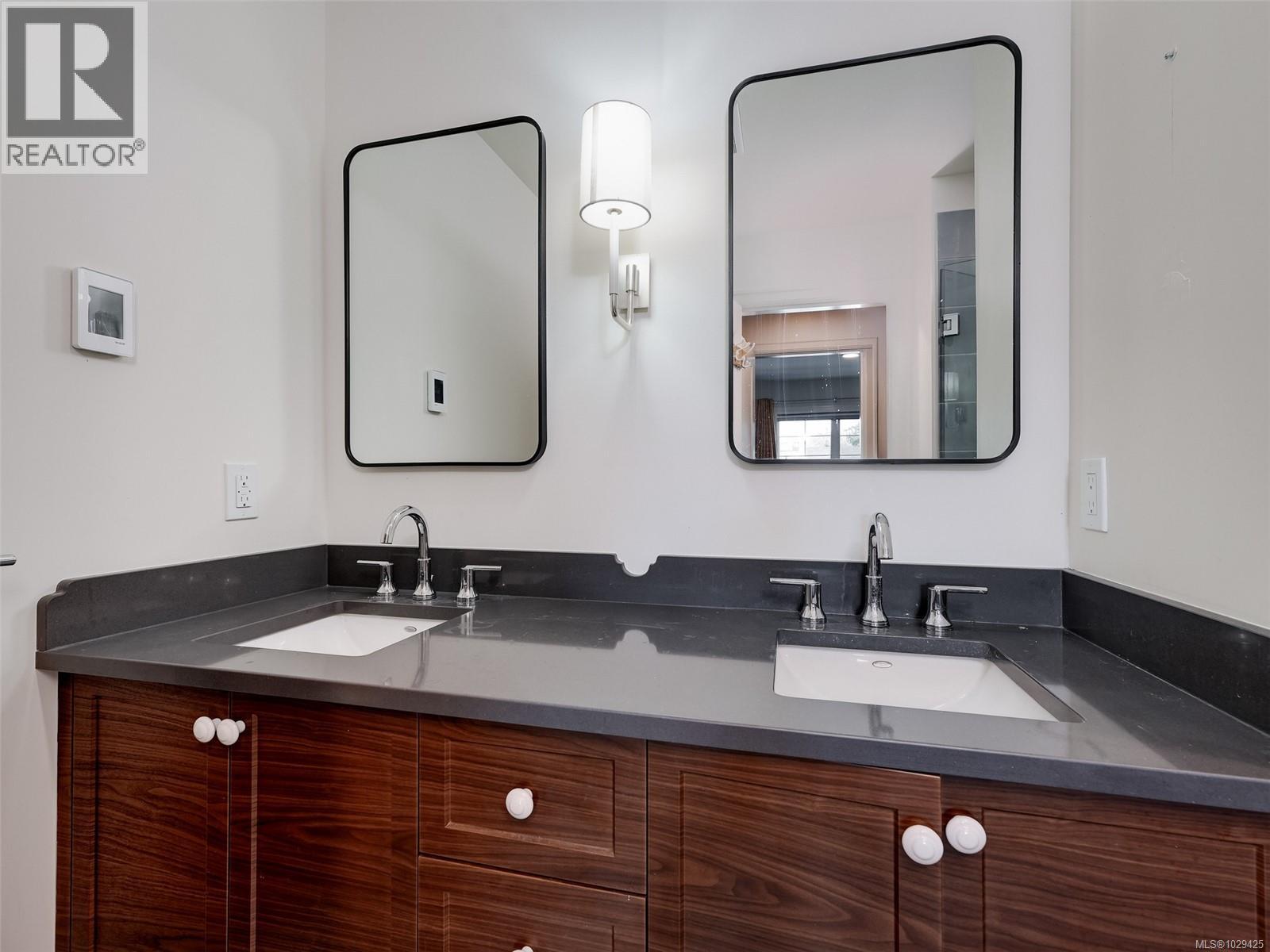 2 3094 Washington Avenue, Victoria