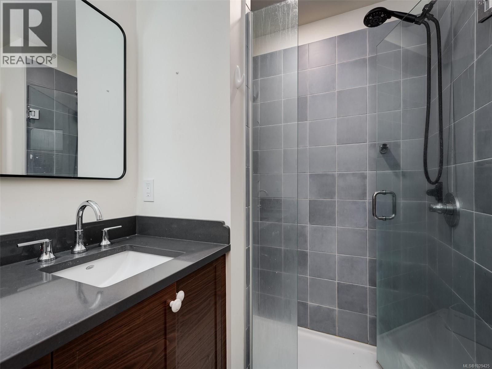 2 3094 Washington Avenue, Victoria