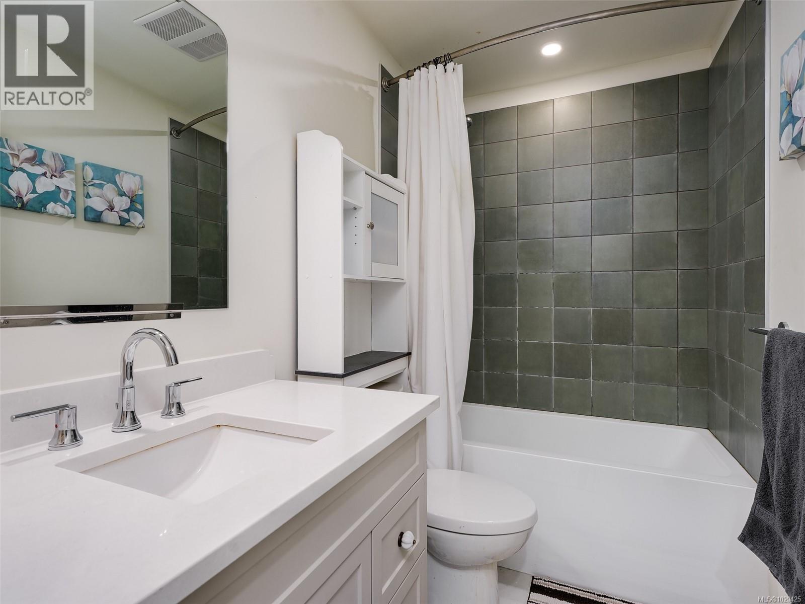 2 3094 Washington Avenue, Victoria