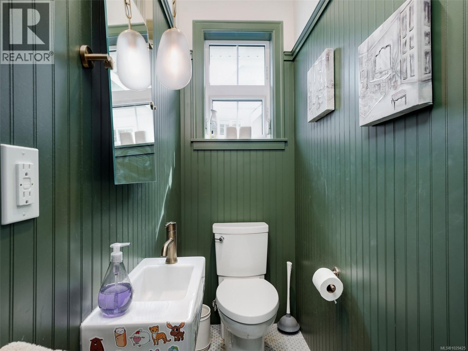 2 3094 Washington Avenue, Victoria