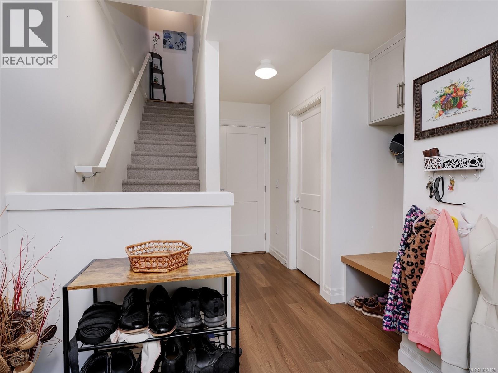 2 3094 Washington Avenue, Victoria