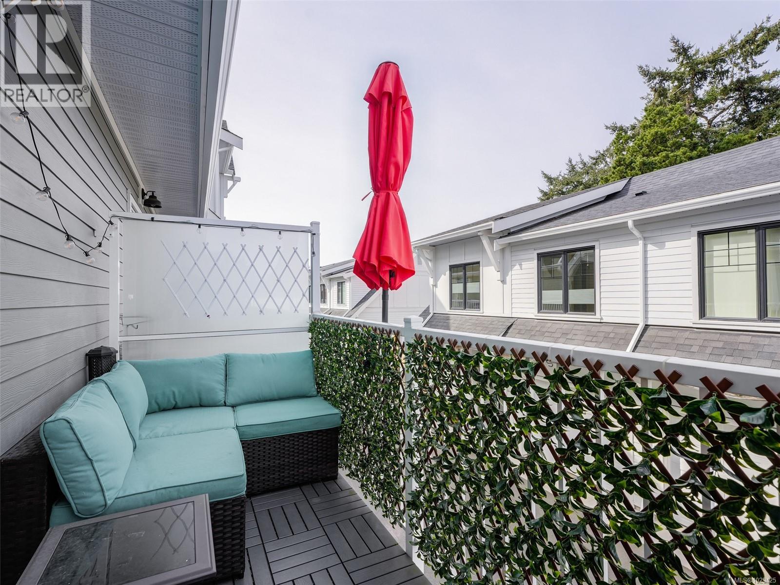 2 3094 Washington Avenue, Victoria