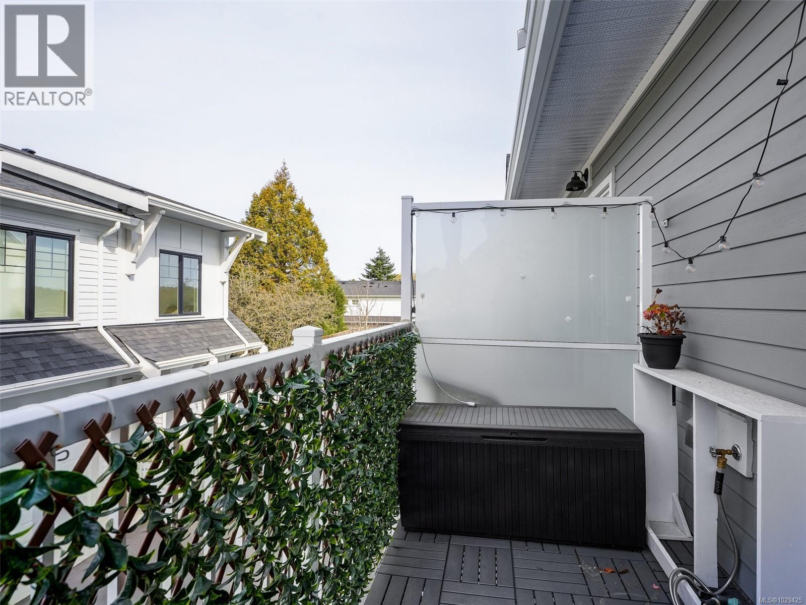 2 3094 Washington Avenue, Victoria