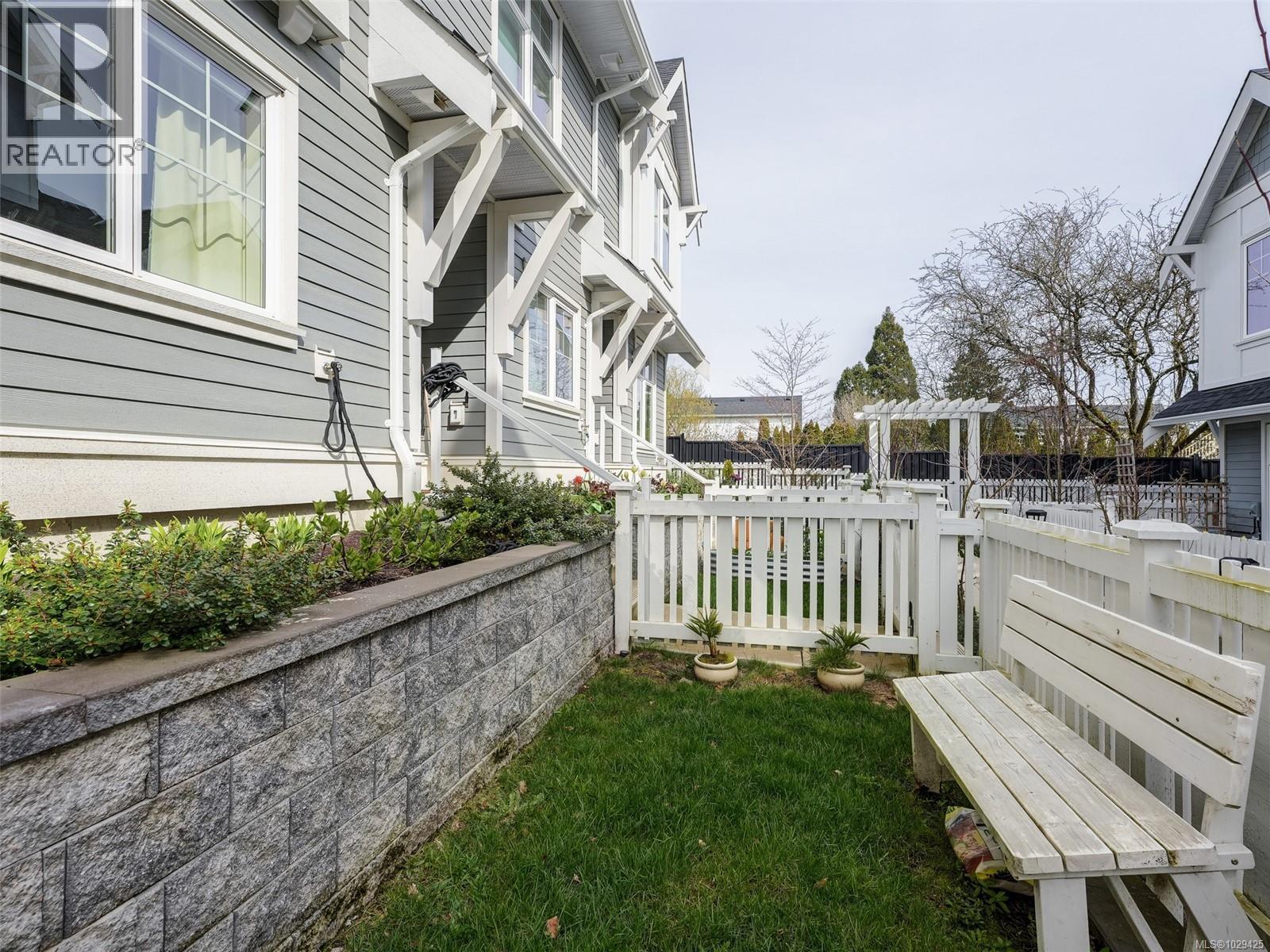 2 3094 Washington Avenue, Victoria