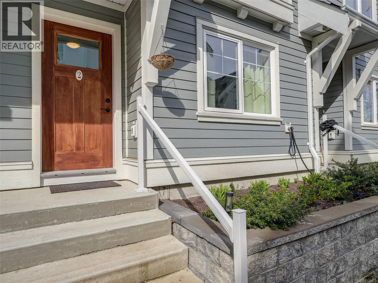 2 3094 Washington Avenue, Victoria