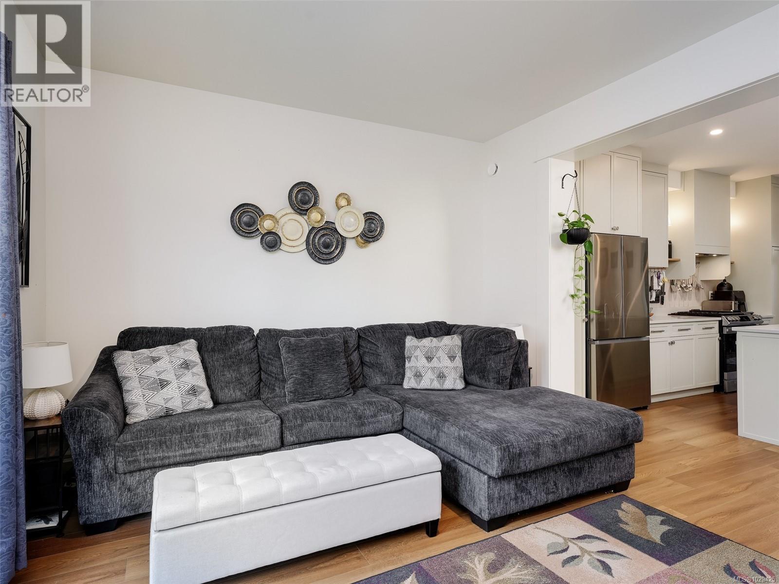 2 3094 Washington Avenue, Victoria