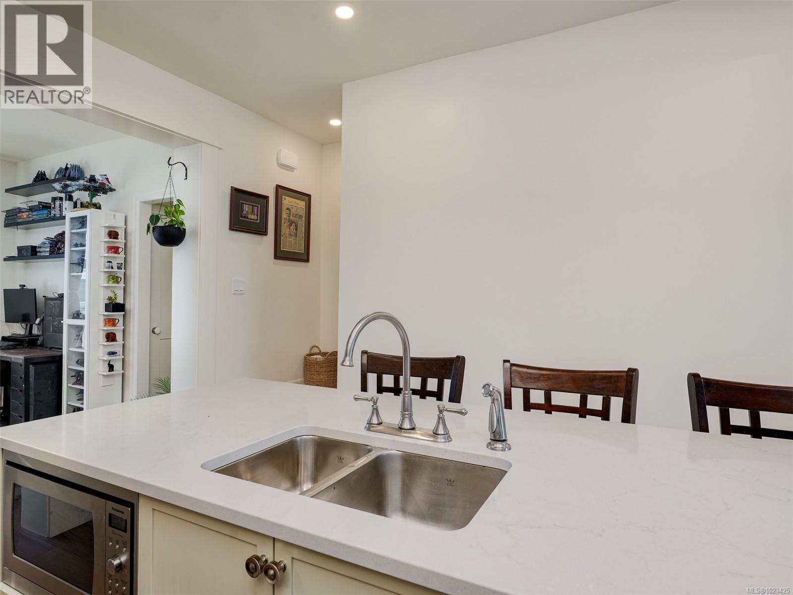 2 3094 Washington Avenue, Victoria