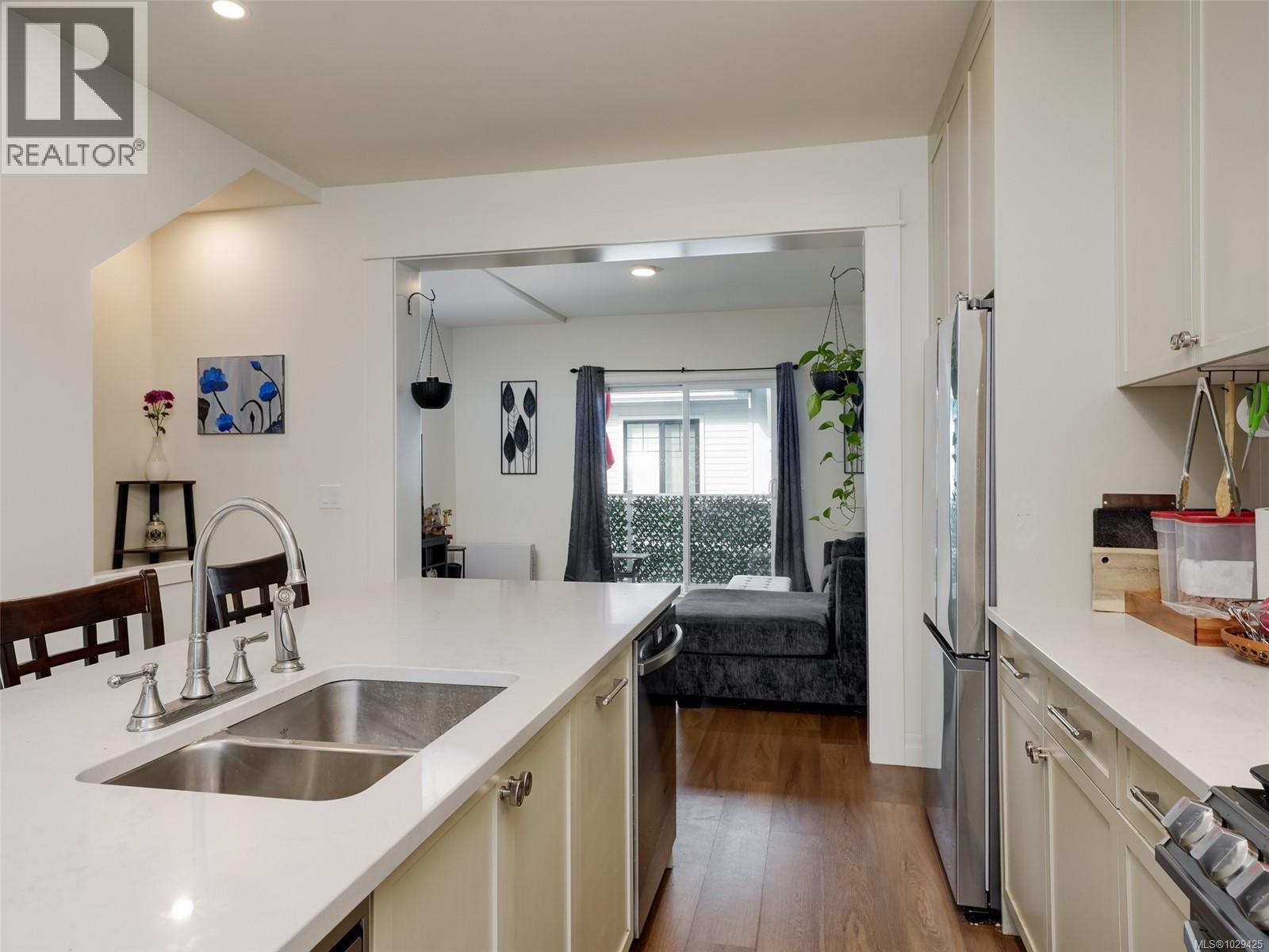 2 3094 Washington Avenue, Victoria