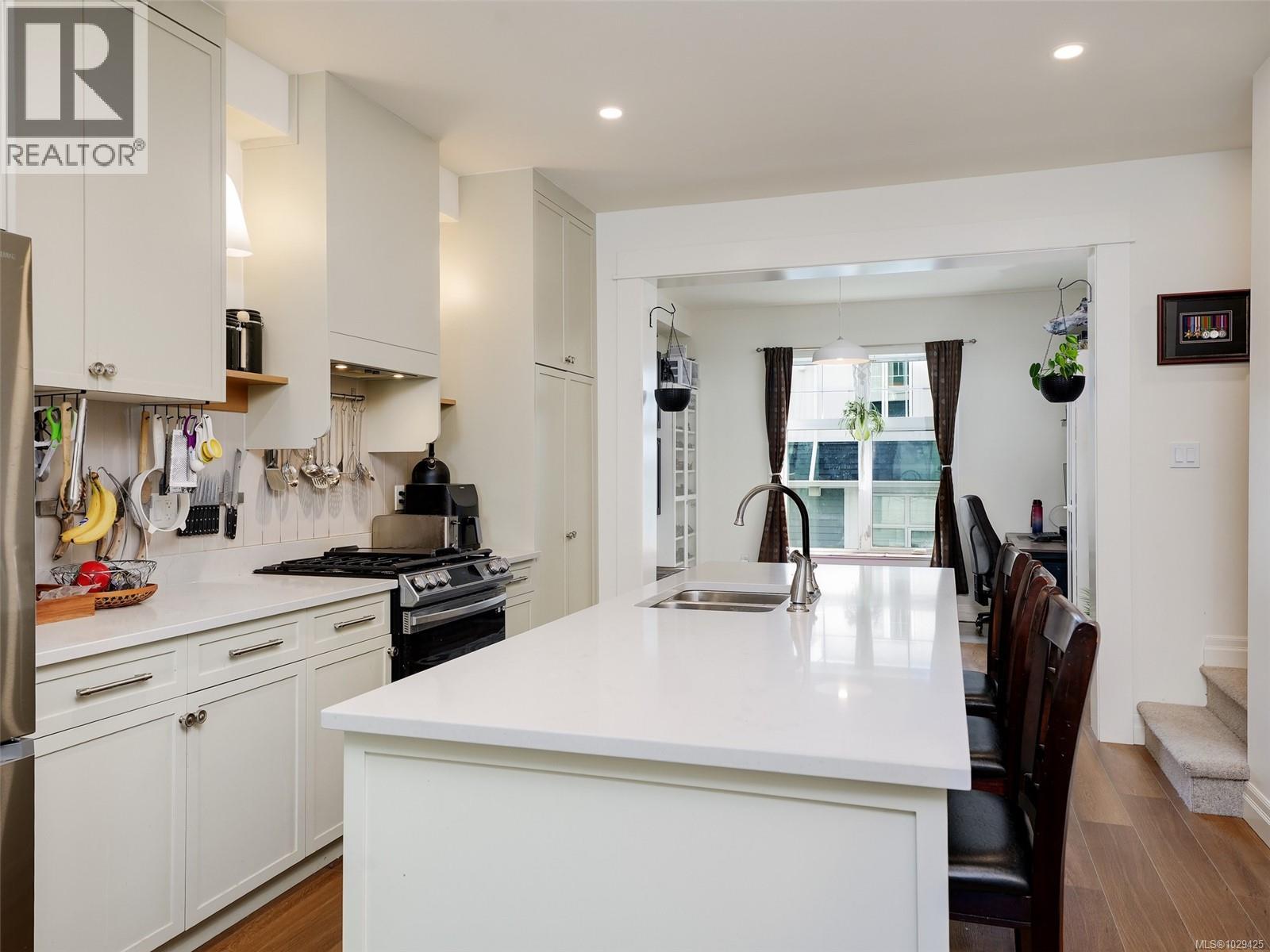 2 3094 Washington Avenue, Victoria