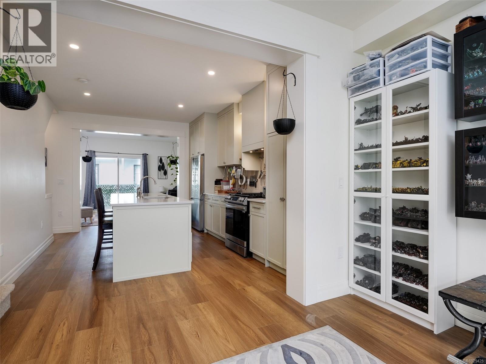 2 3094 Washington Avenue, Victoria