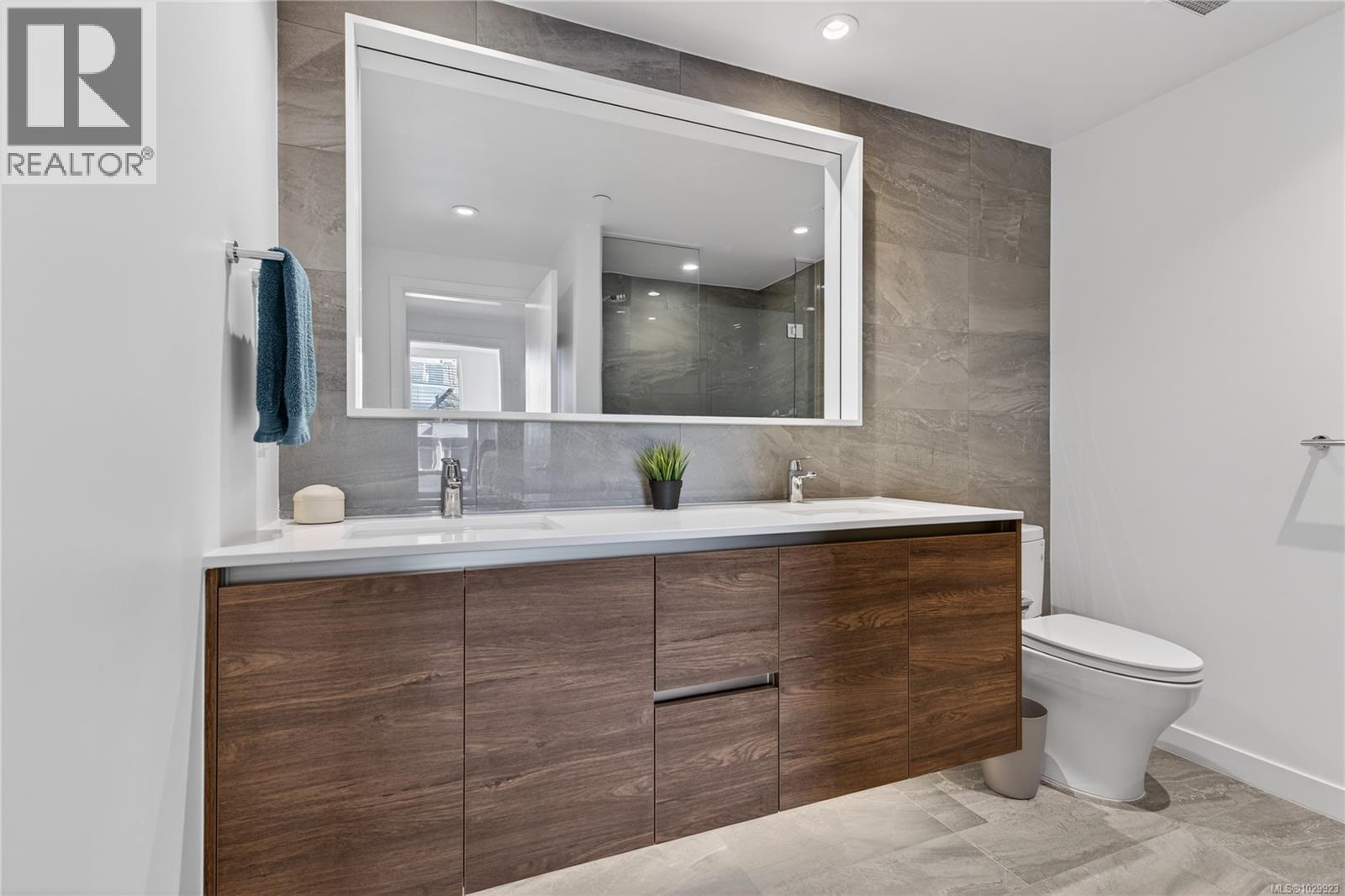 1001 369 Tyee Road, Victoria