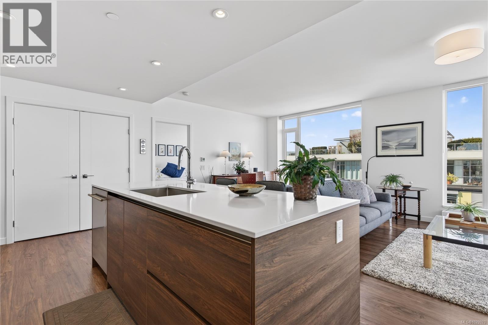 1001 369 Tyee Road, Victoria