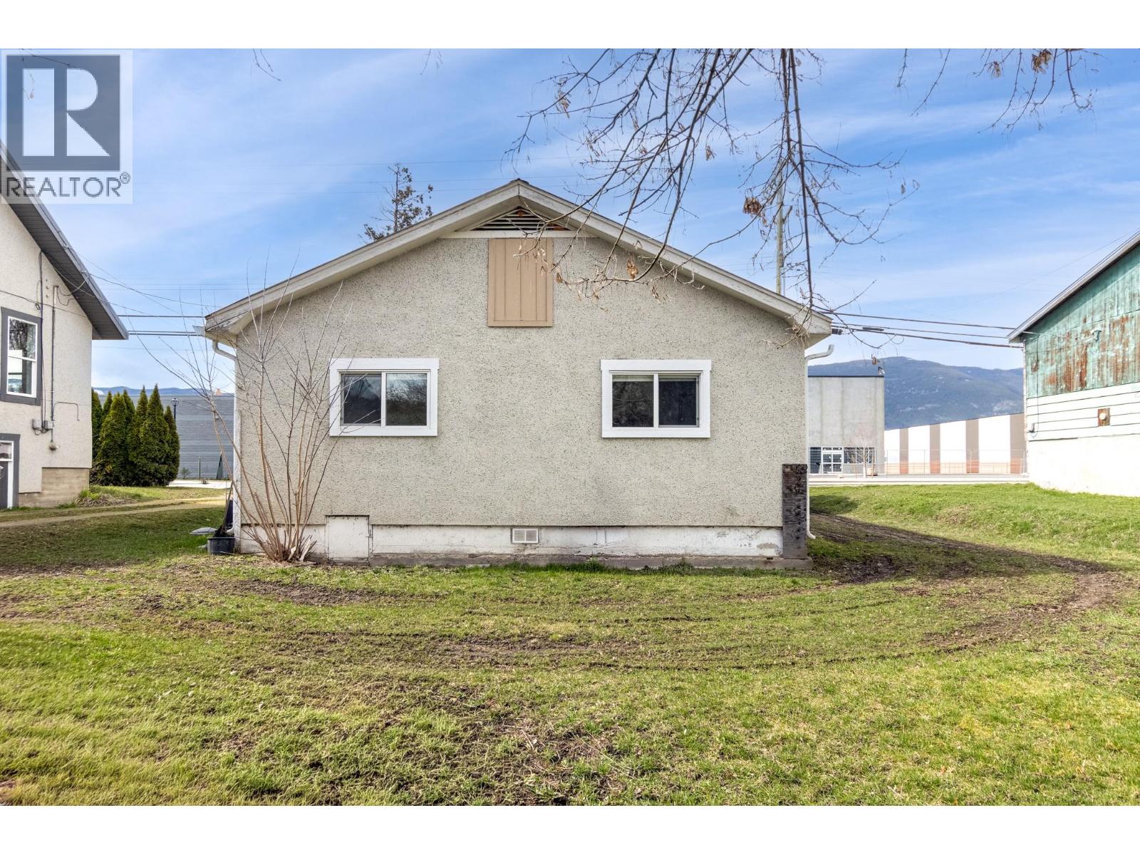 680 10 Street SW, Salmon Arm