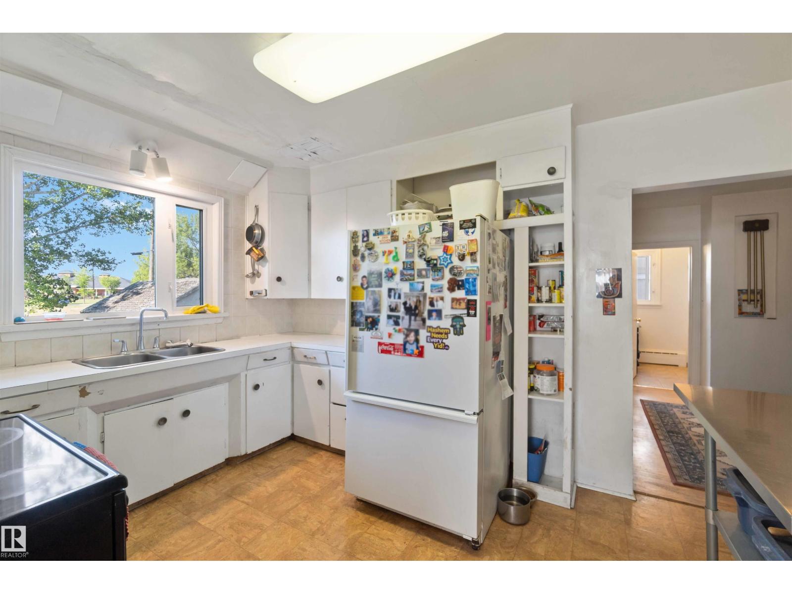 11022 110 AV NW, Edmonton