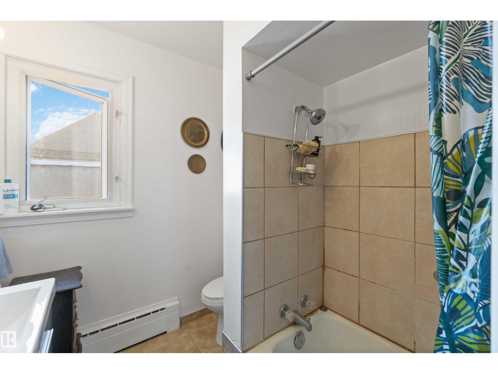 11022 110 AV NW, Edmonton