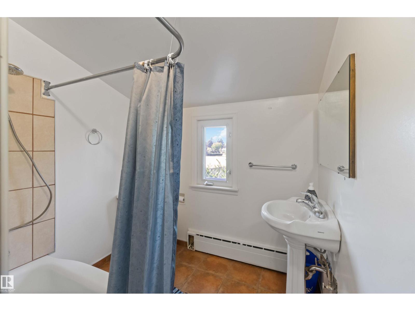 11022 110 AV NW, Edmonton