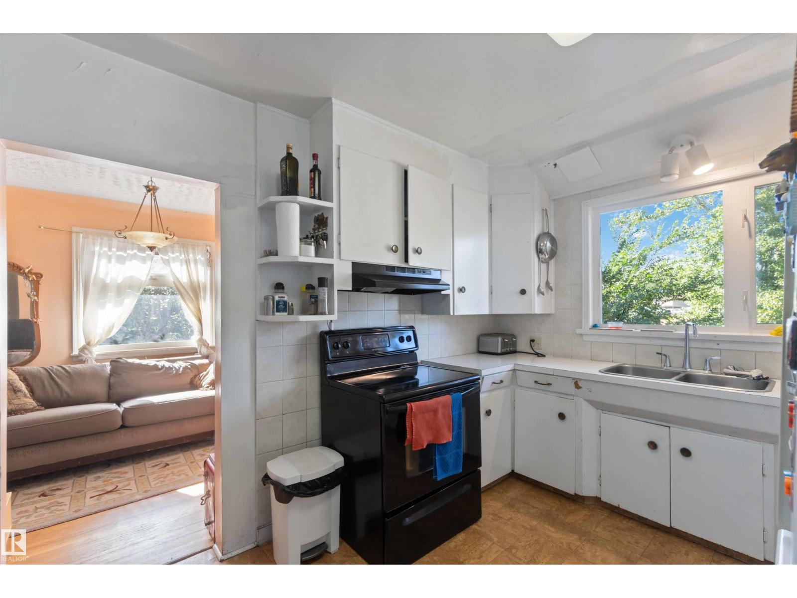 11022 110 AV NW, Edmonton