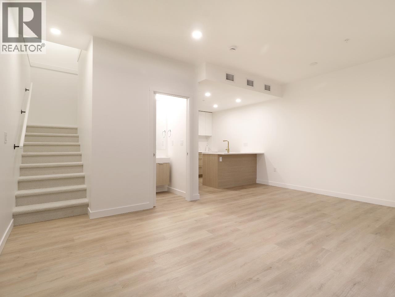 112 390 GUILBY STREET, Coquitlam