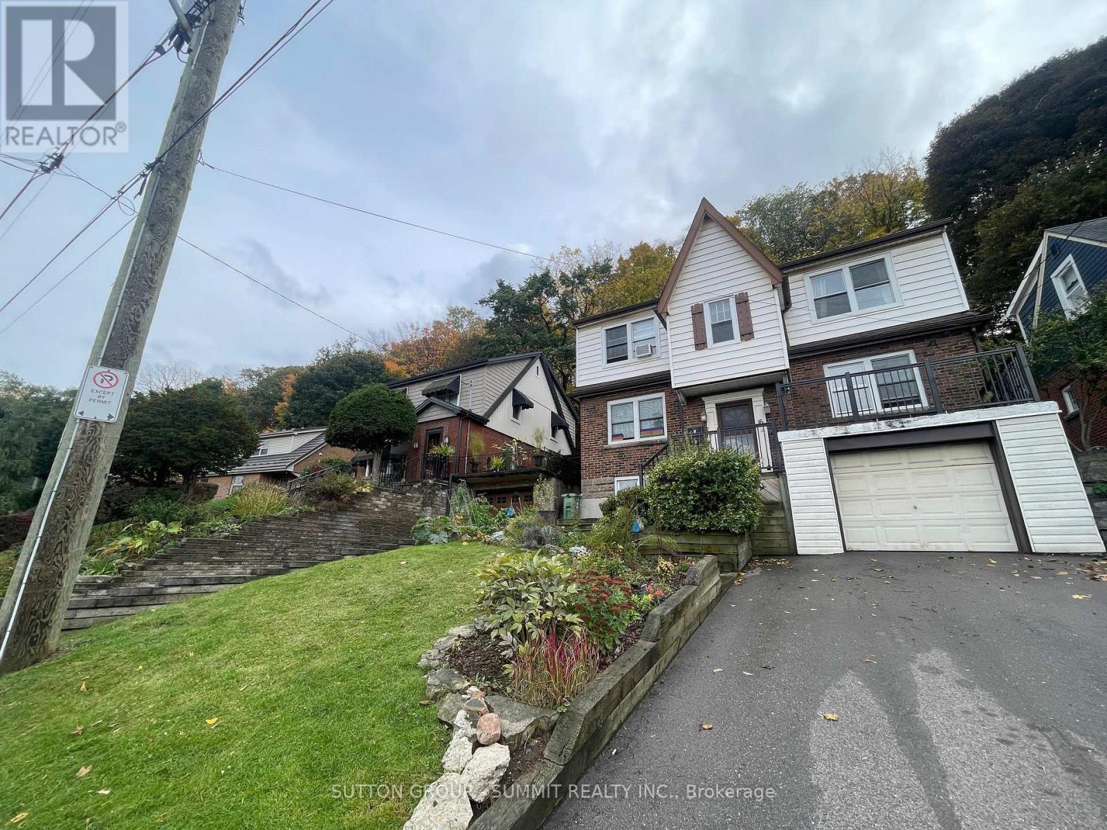 UPPER UNIT - 16 KINGSWAY DRIVE