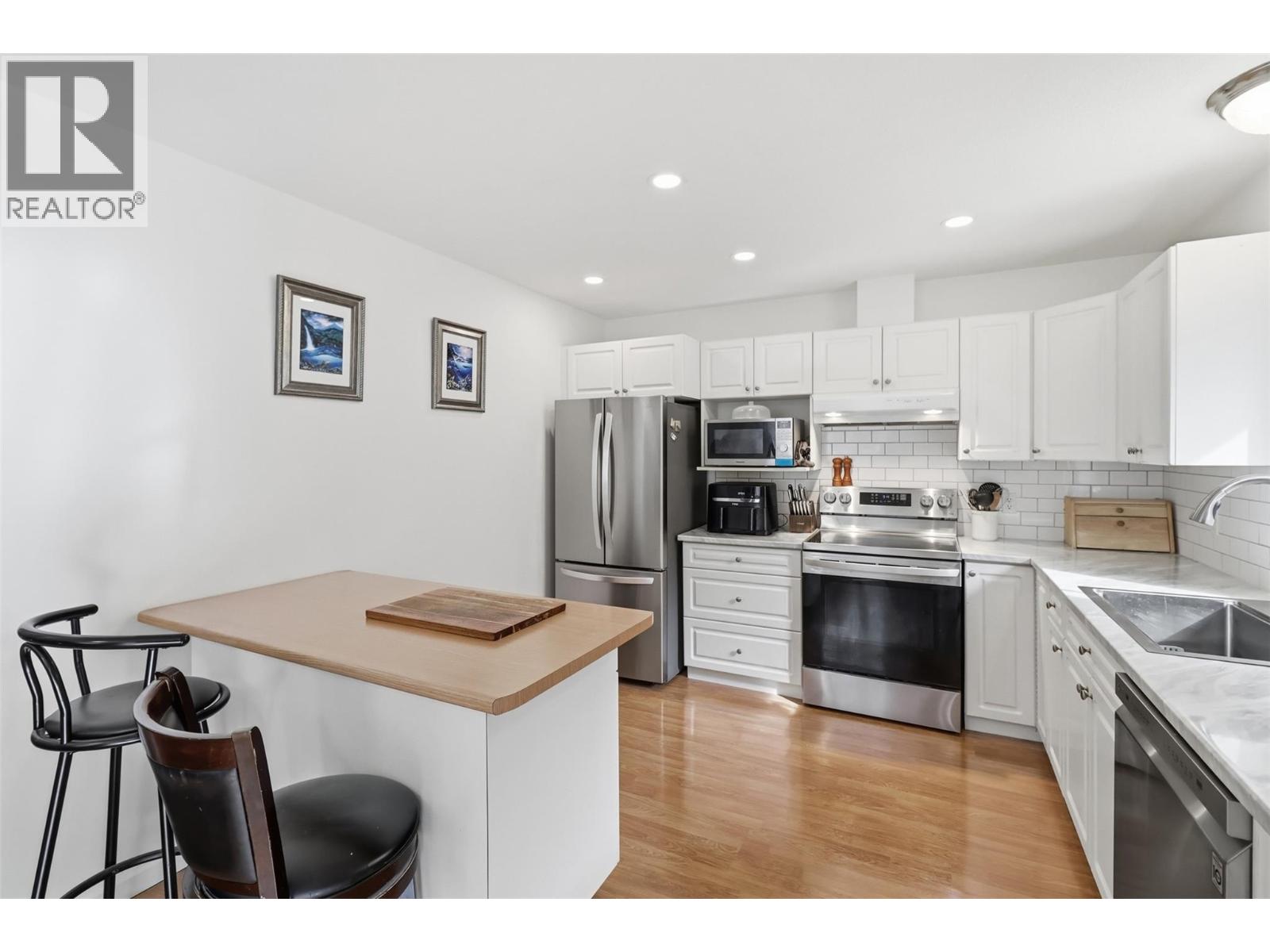 #39 255 PEMBERTON Terrace - 3