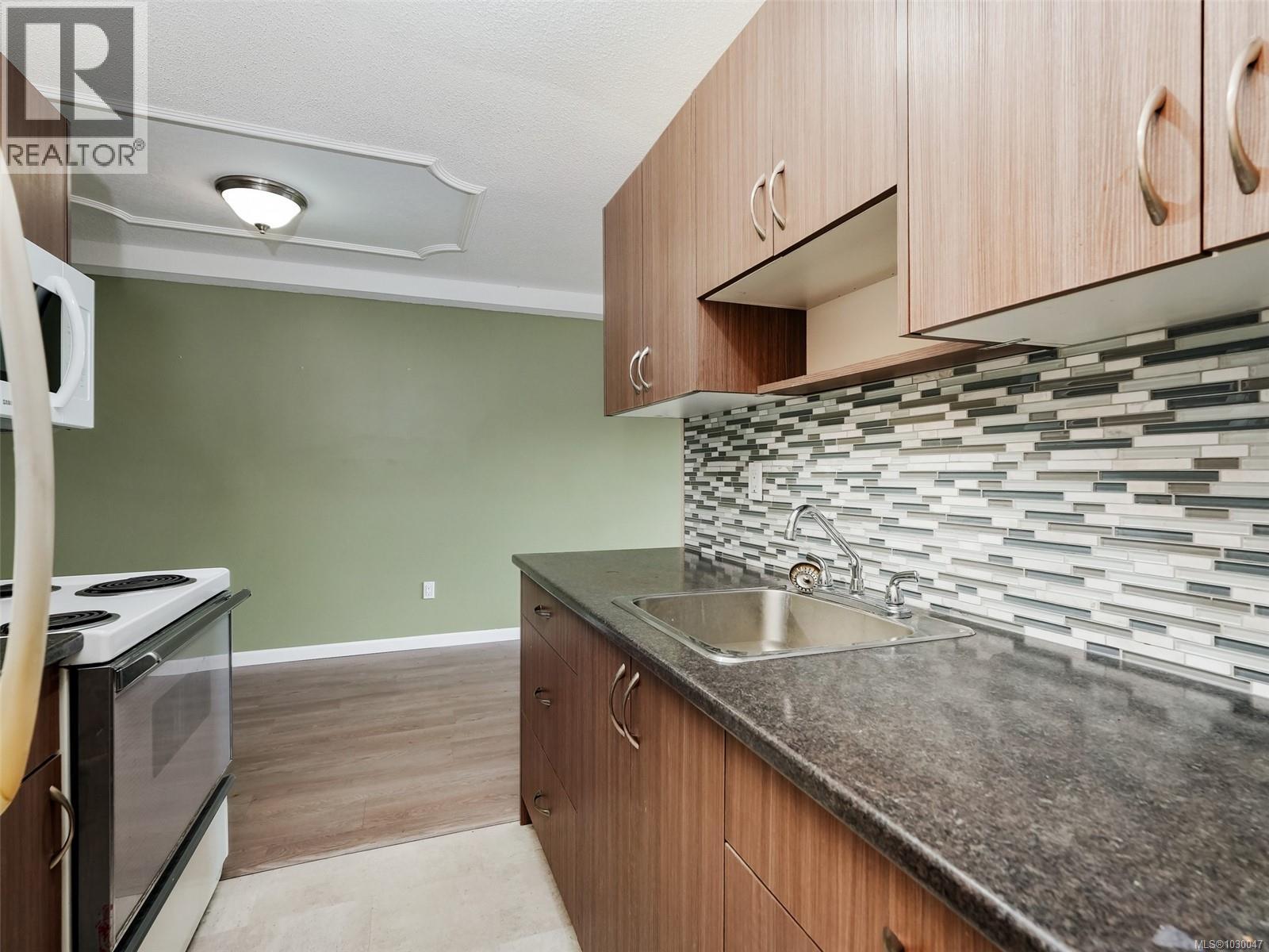 120 1680 Poplar Avenue, Saanich