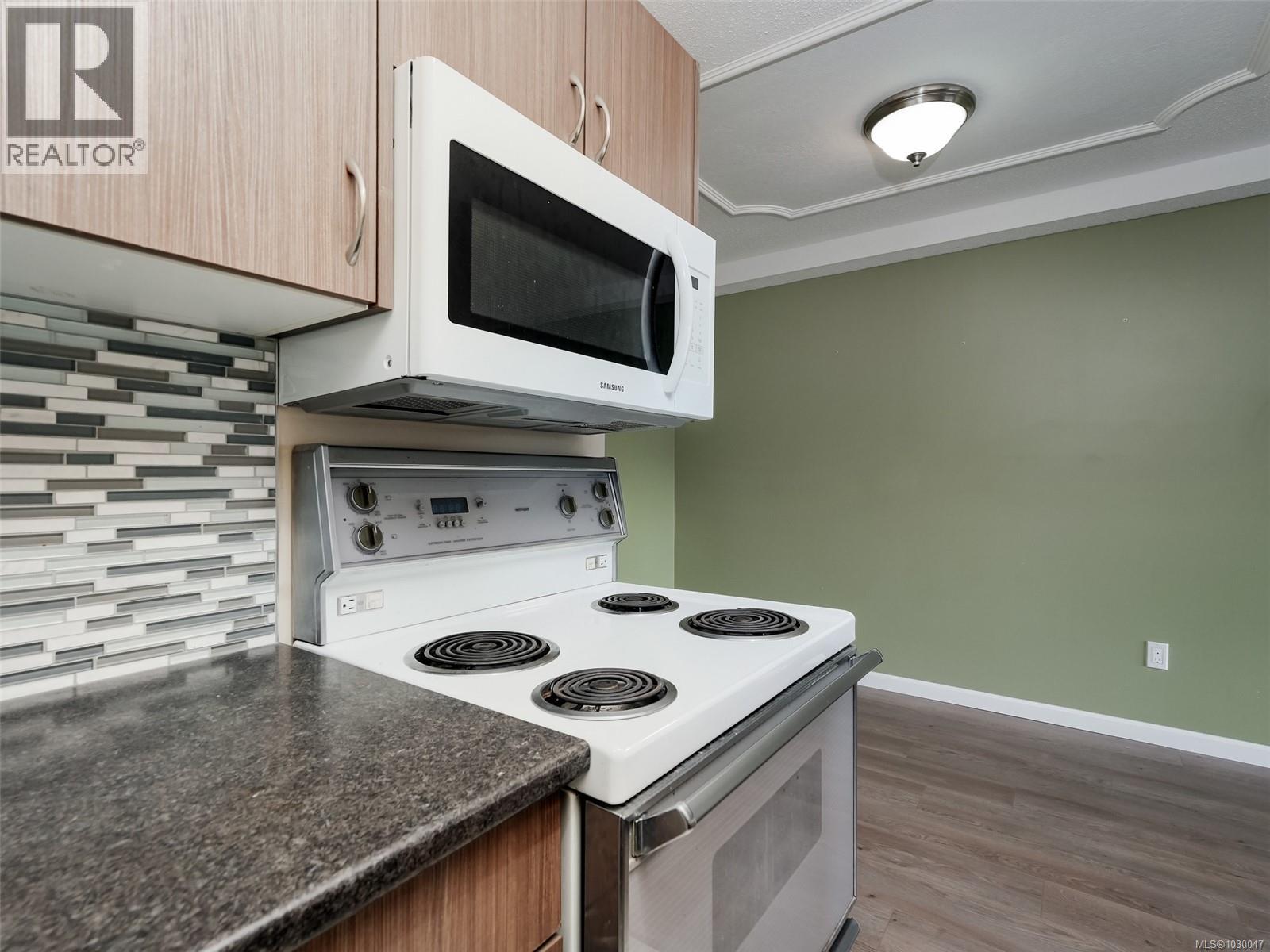 120 1680 Poplar Avenue, Saanich