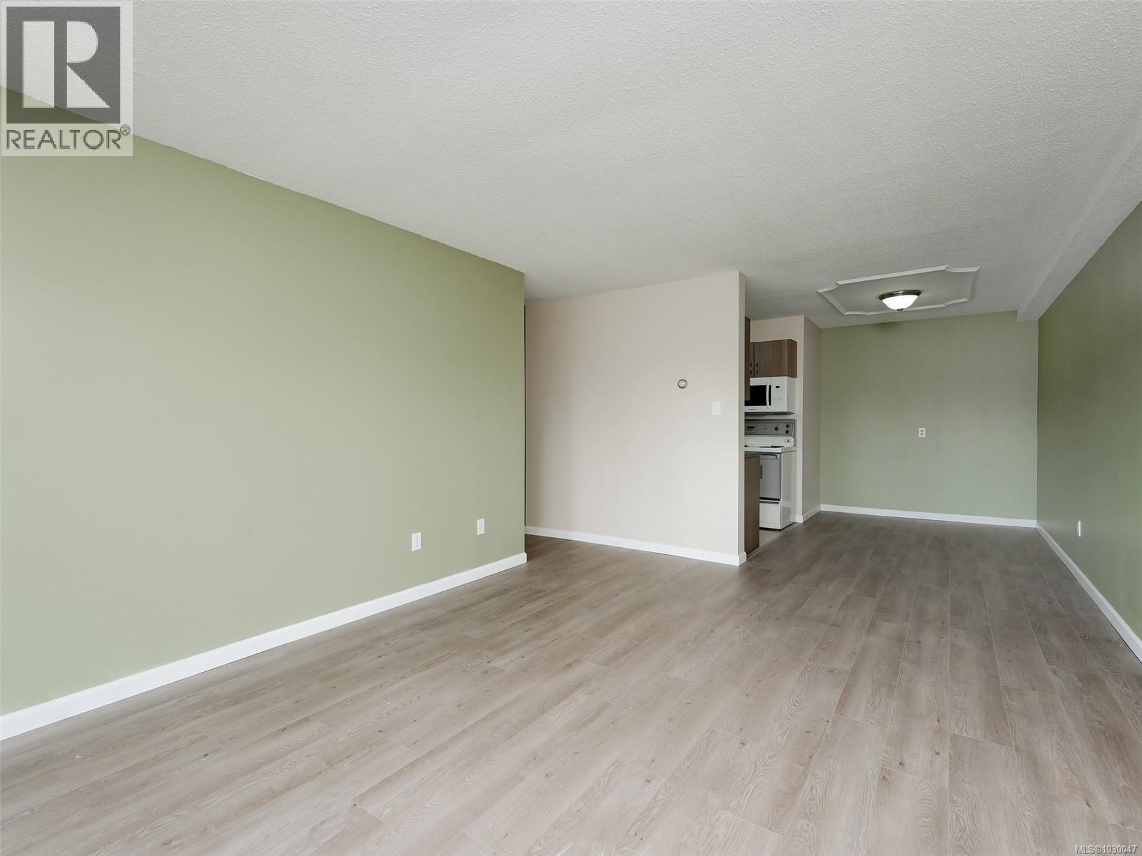 120 1680 Poplar Avenue, Saanich