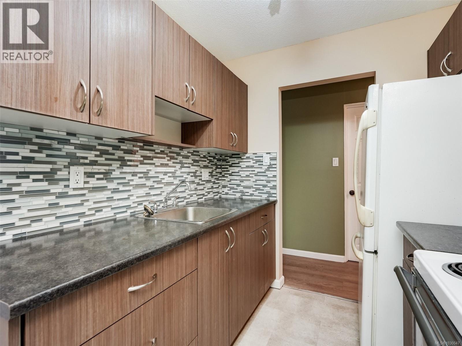 120 1680 Poplar Avenue, Saanich