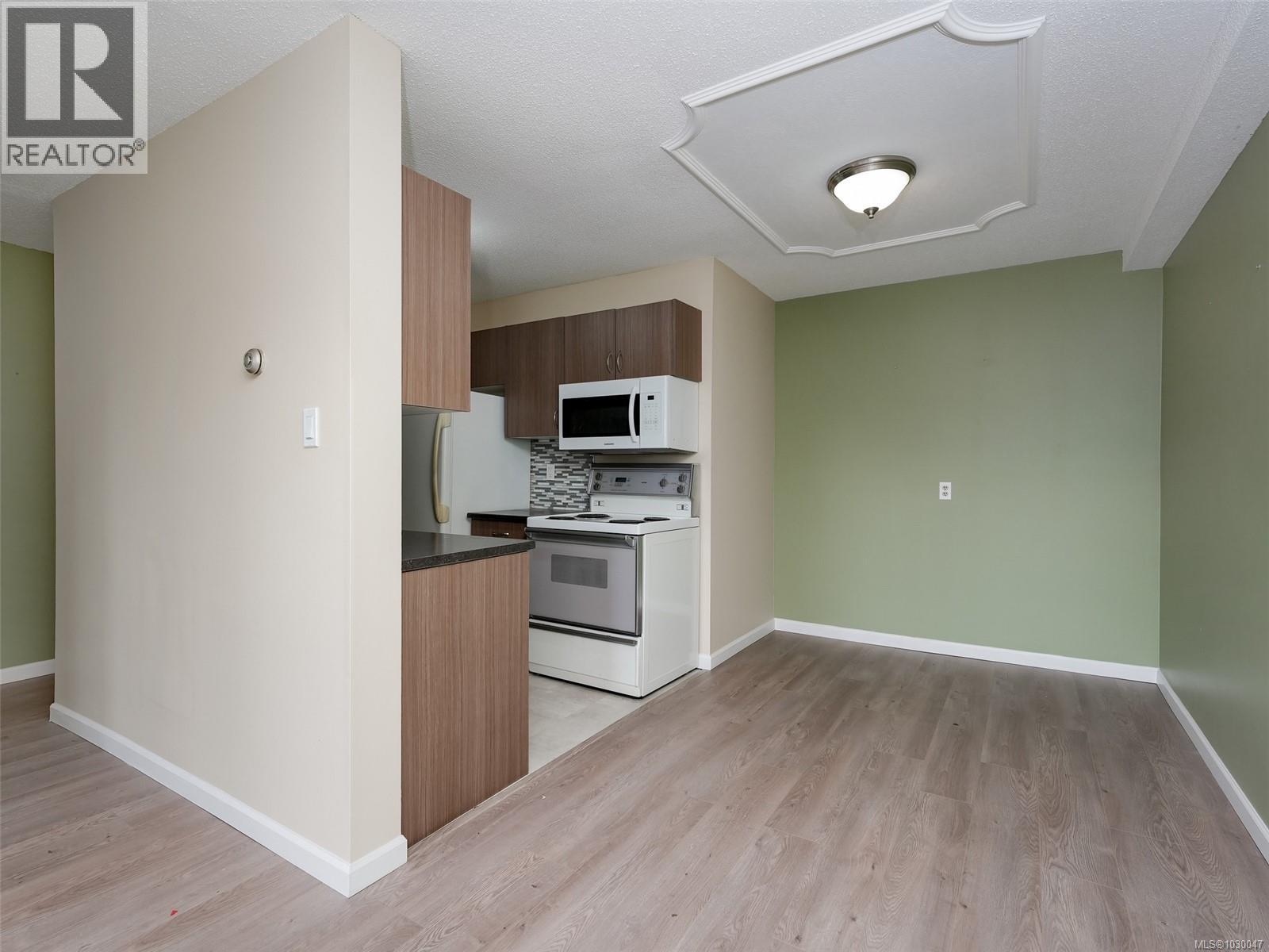 120 1680 Poplar Avenue, Saanich