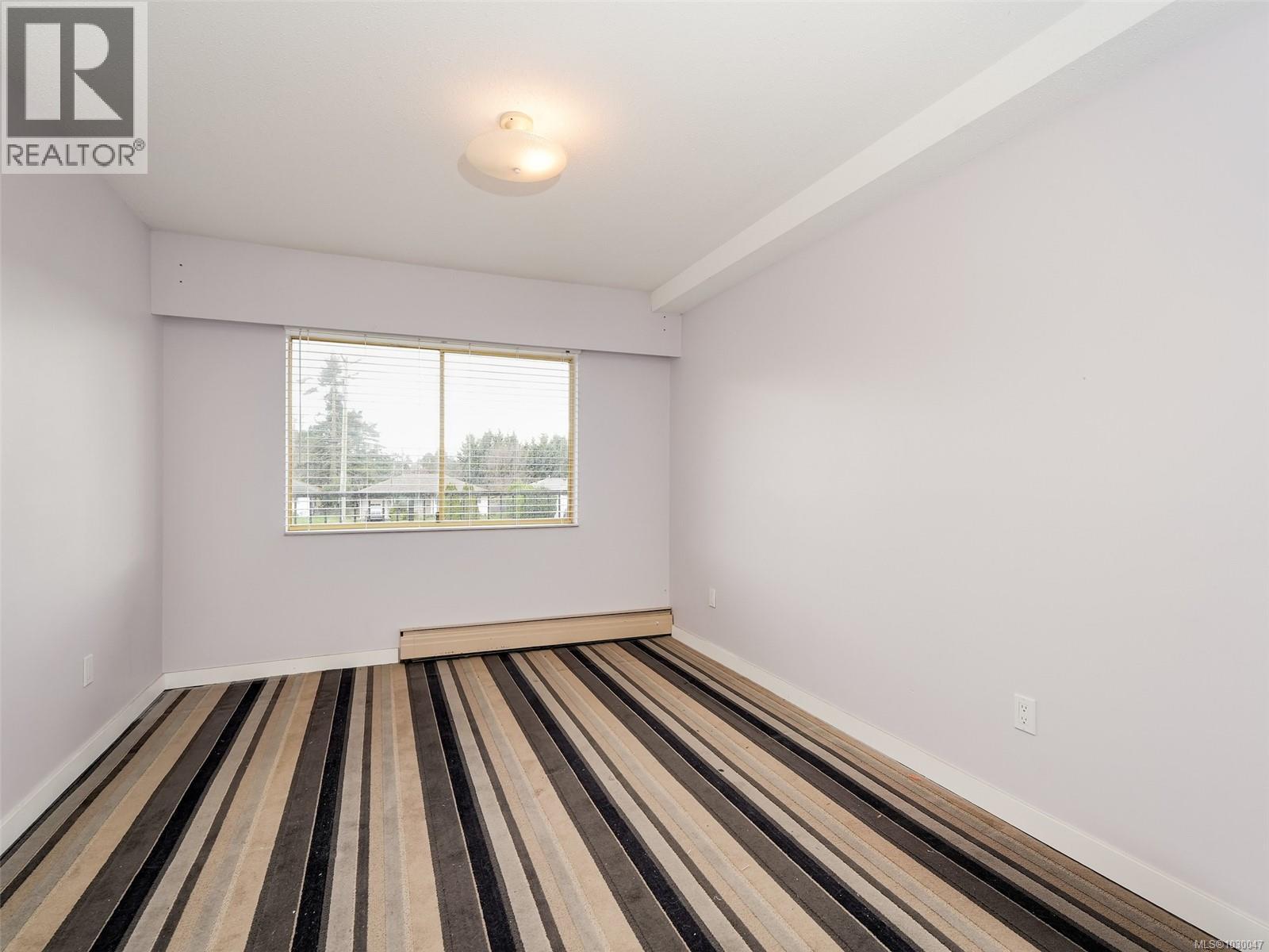 120 1680 Poplar Avenue, Saanich