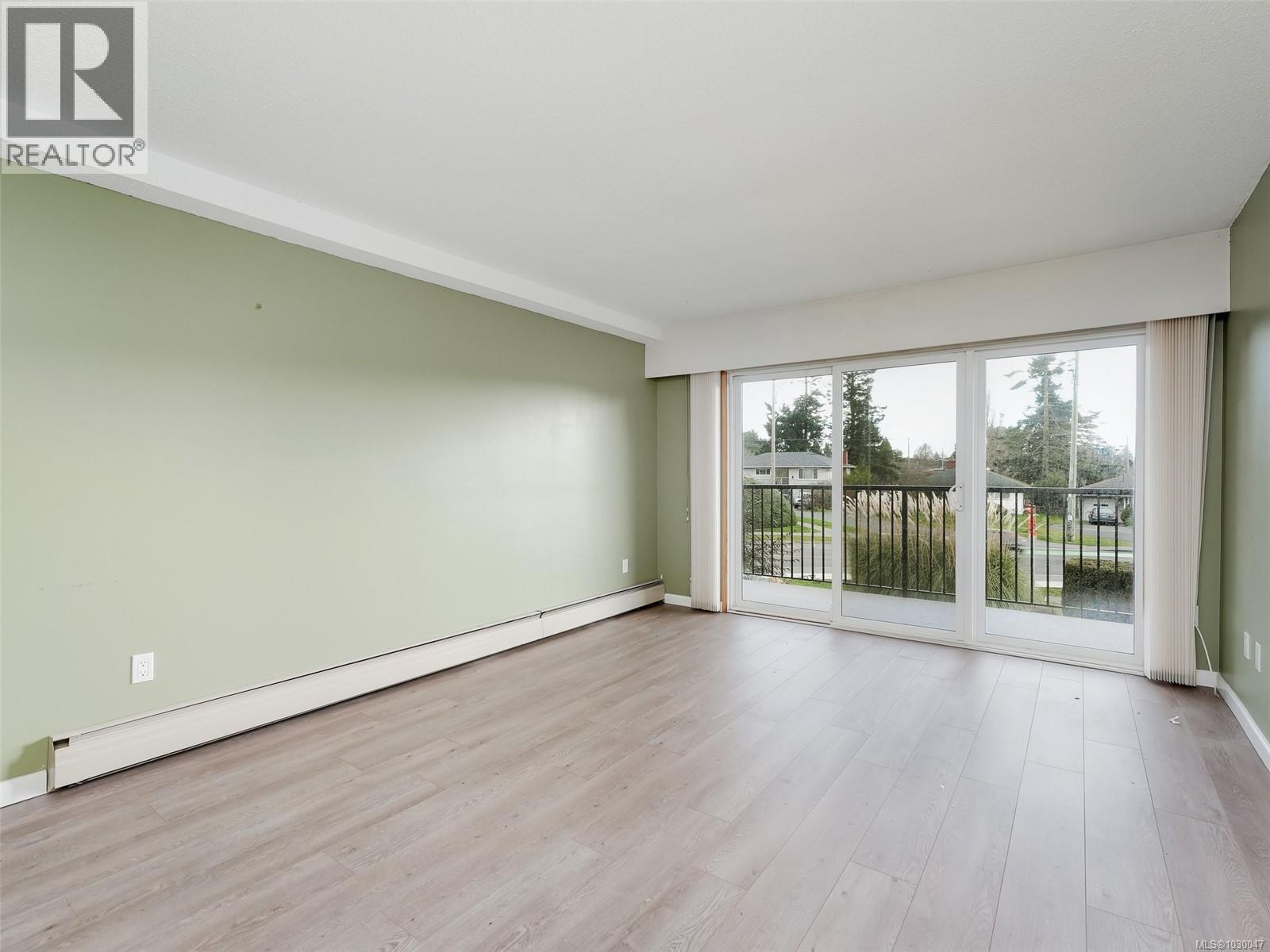 120 1680 Poplar Avenue, Saanich