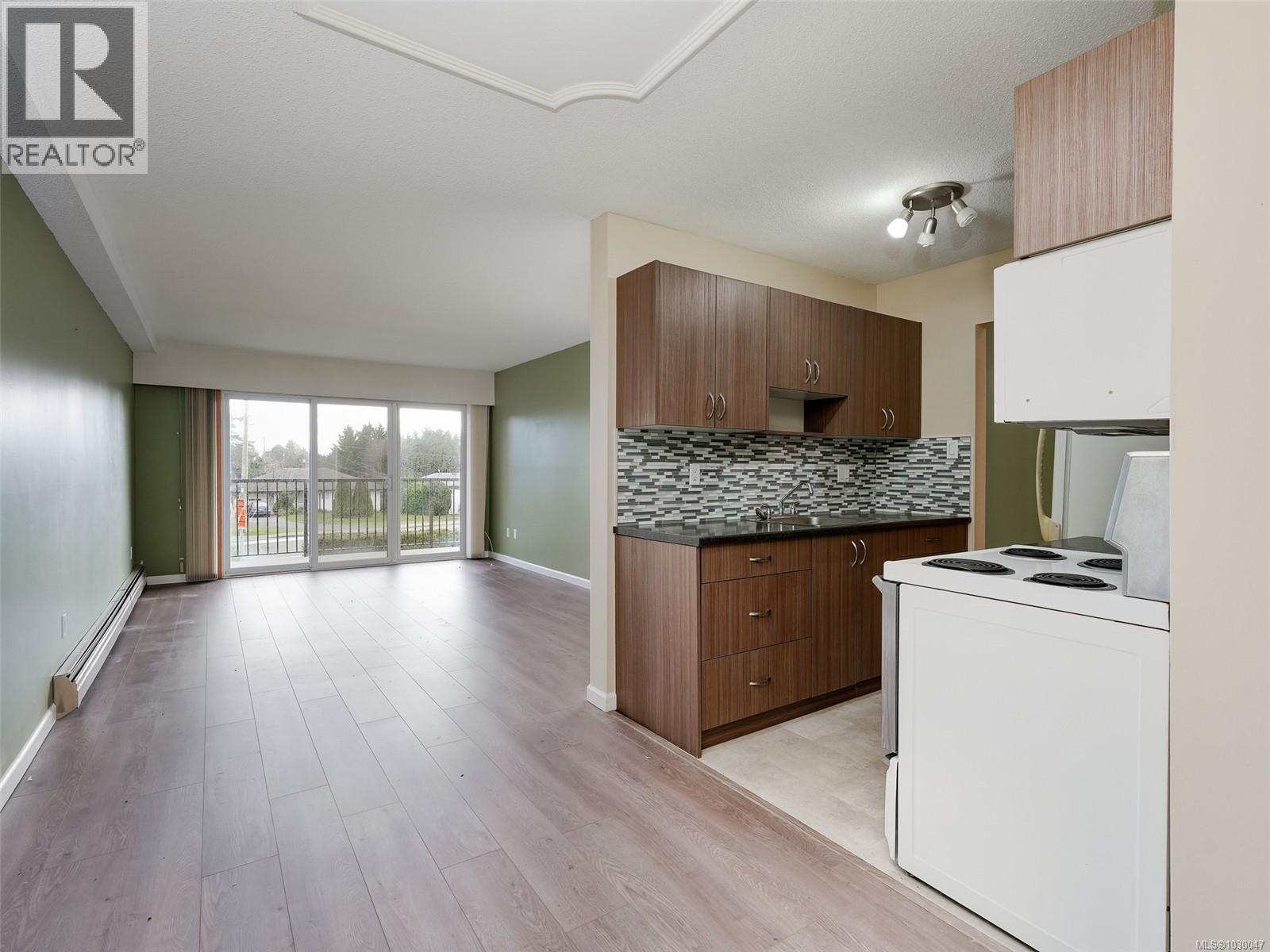 120 1680 Poplar Avenue, Saanich