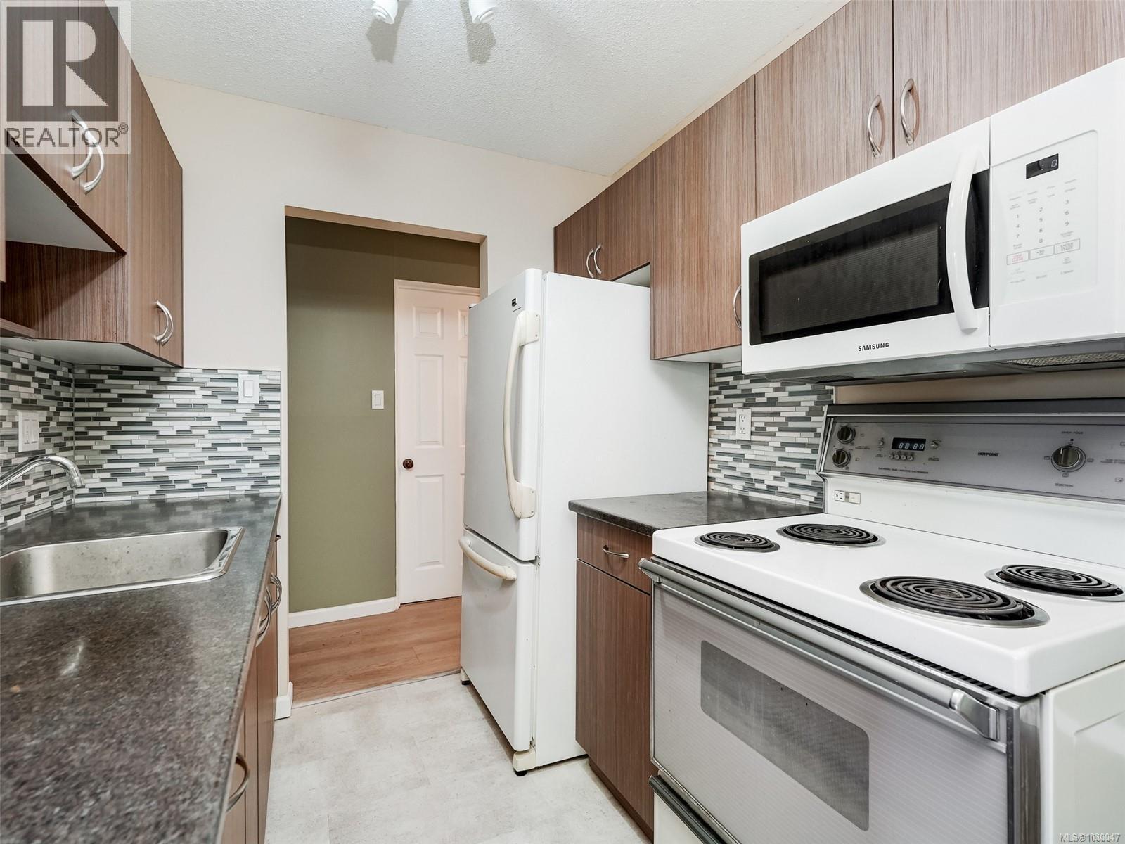 120 1680 Poplar Avenue, Saanich