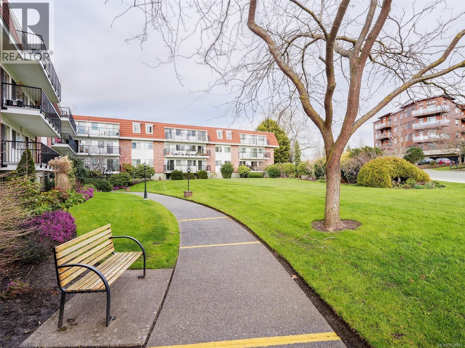 120 1680 Poplar Avenue, Saanich