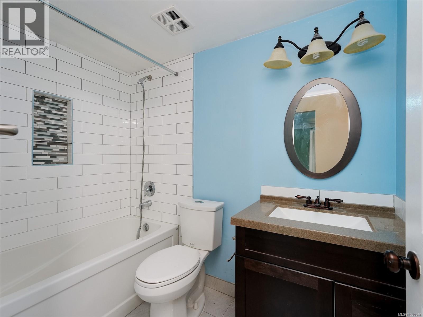 120 1680 Poplar Avenue, Saanich