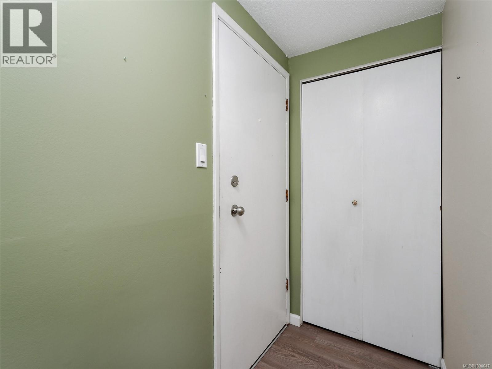 120 1680 Poplar Avenue, Saanich