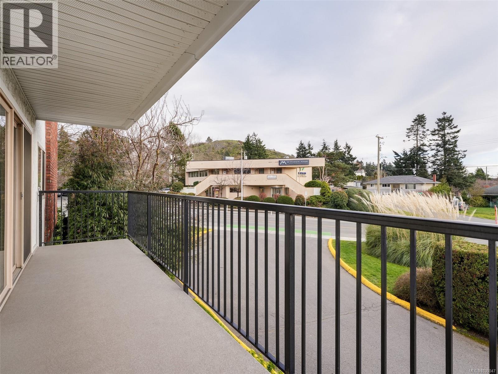 120 1680 Poplar Avenue, Saanich