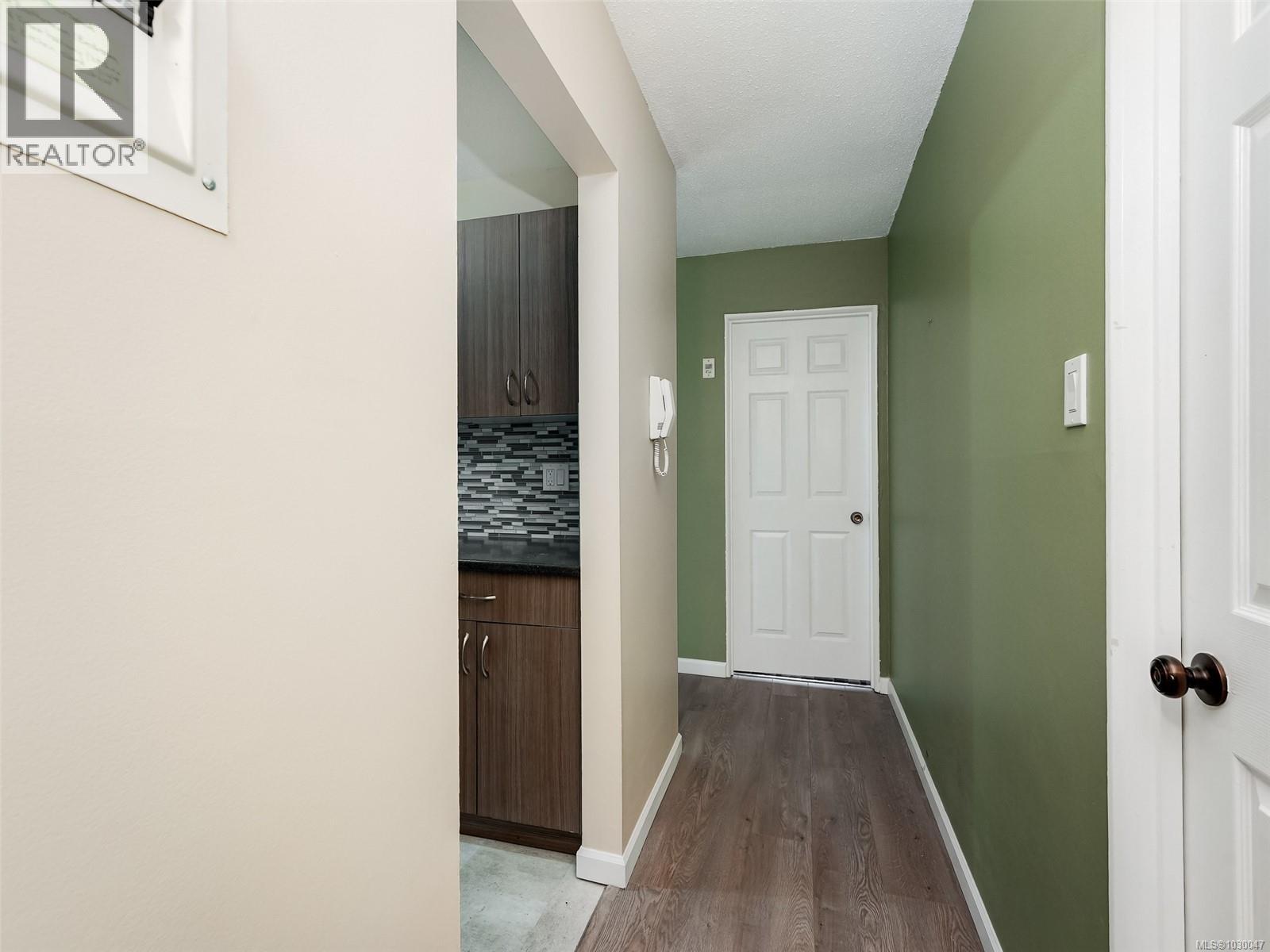 120 1680 Poplar Avenue, Saanich