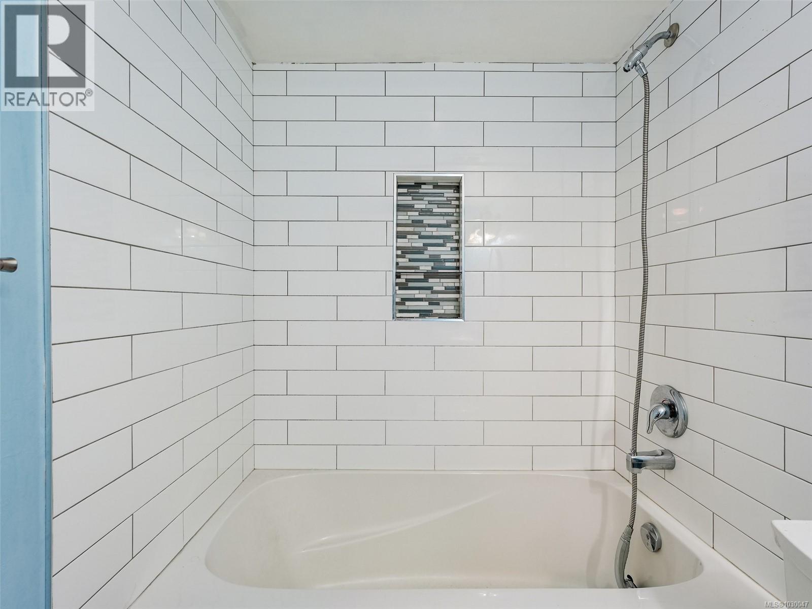 120 1680 Poplar Avenue, Saanich