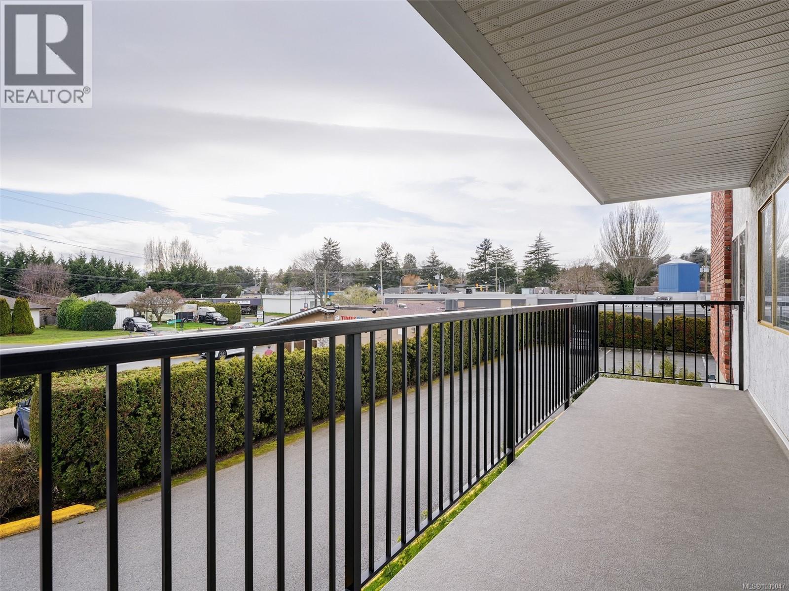 120 1680 Poplar Avenue, Saanich