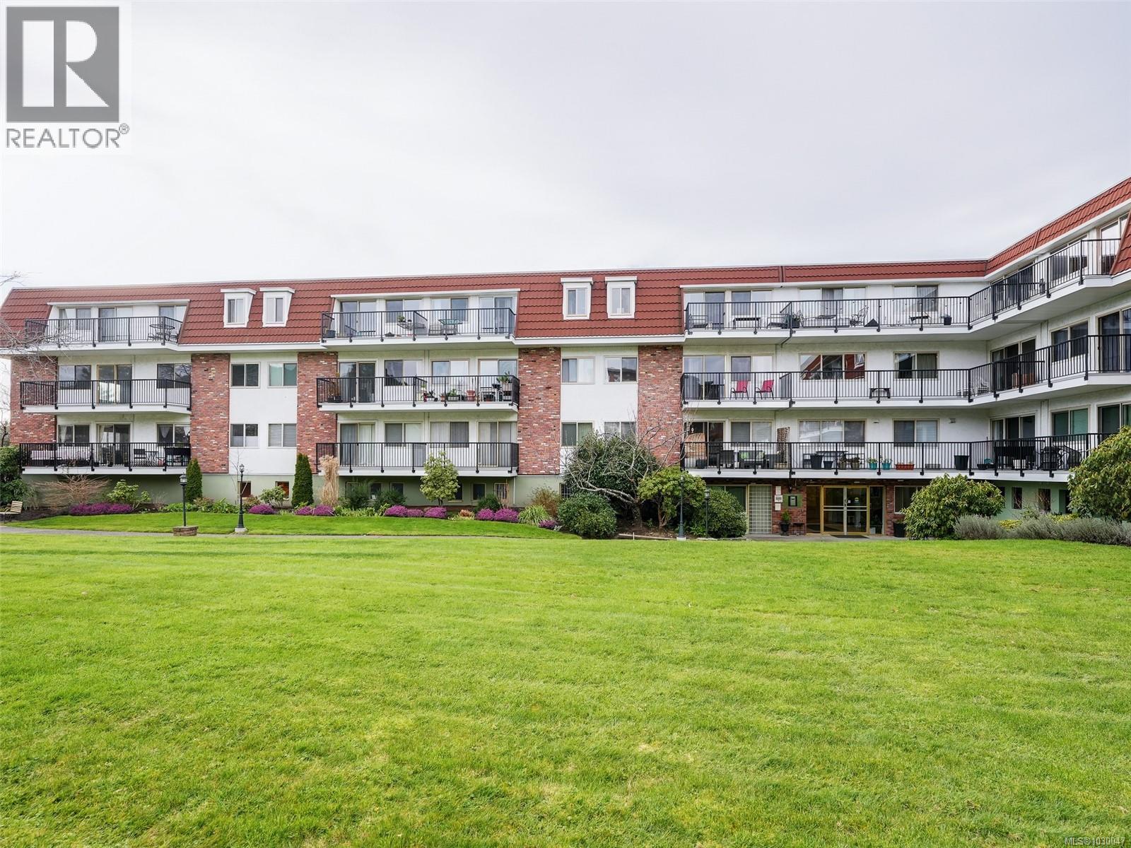 120 1680 Poplar Avenue, Saanich