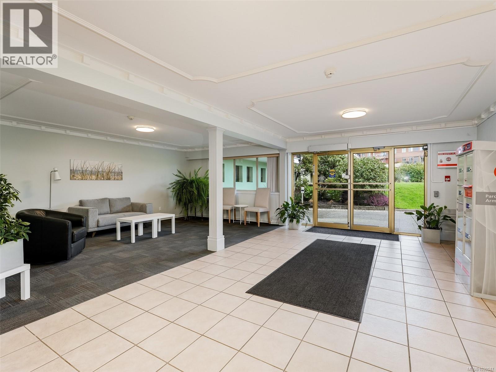 120 1680 Poplar Avenue, Saanich