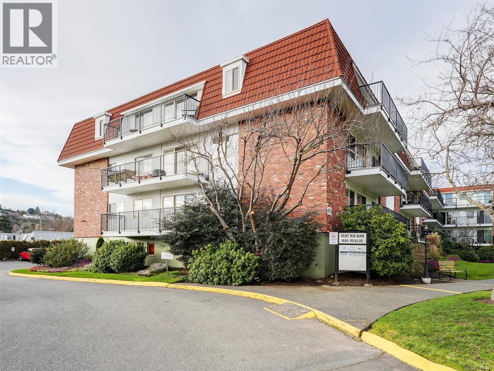 120 1680 Poplar Avenue, Saanich