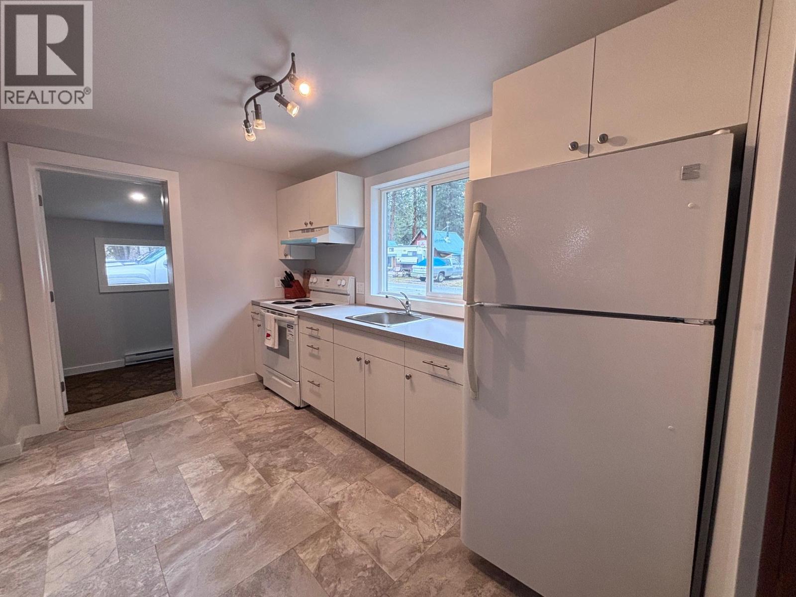 90 2nd Avenue, Beaverdell