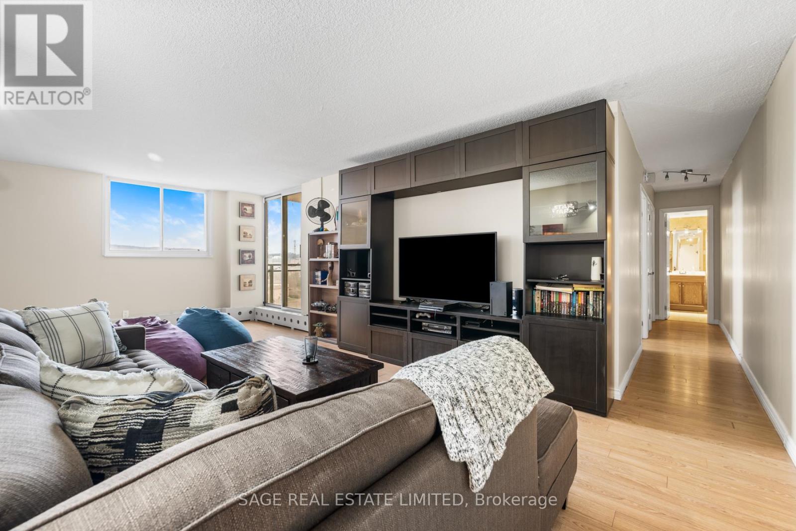 802 - 975 WARWICK COURT