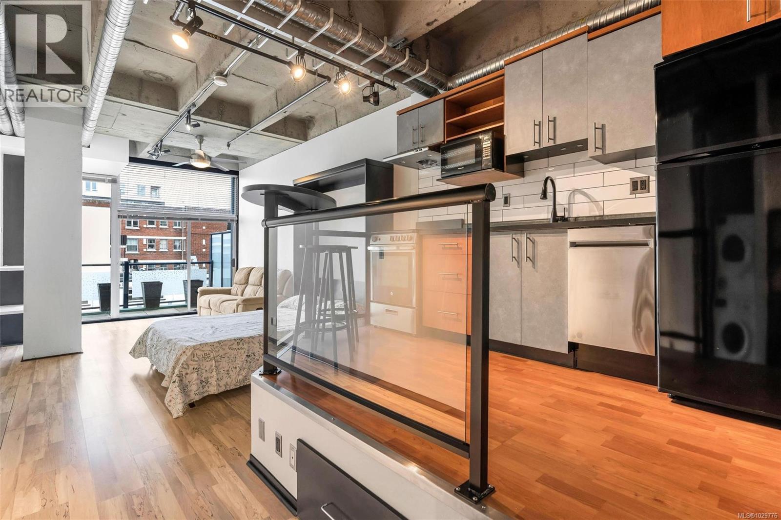 #206 1061 FORT ST - 11